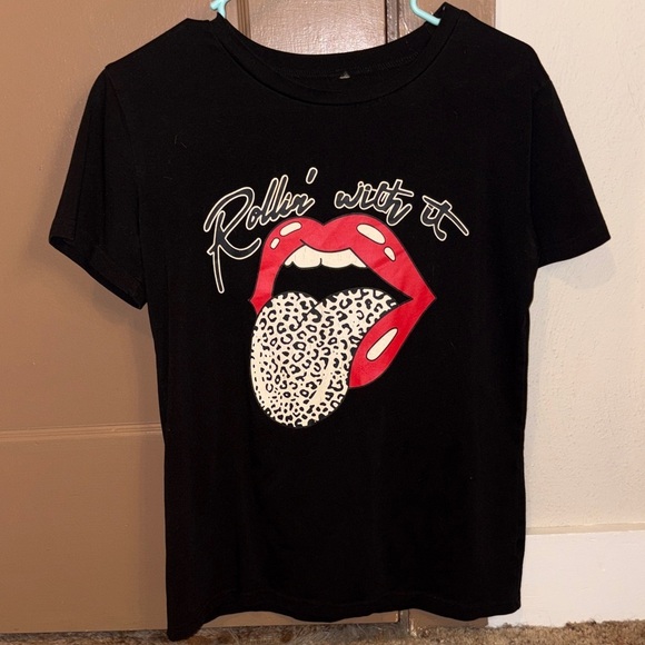 None Tops - Women’s Black & Red Rolling Stones inspired lips graphic tee size small!